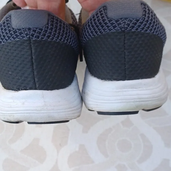 Nike ladies sz 8 sneaker - Picture 3 of 5